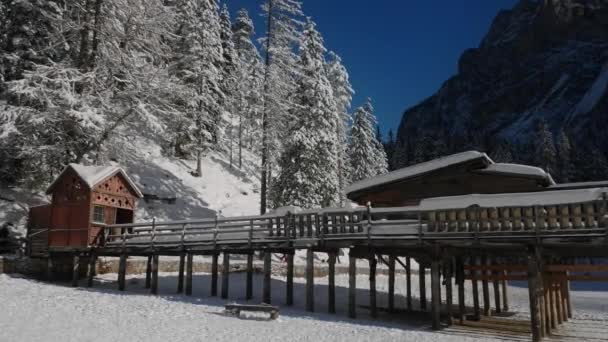 Wooden Mountain House Frozen Surface Lake Braies Snowy Dolomites Italian — Vídeo de stock