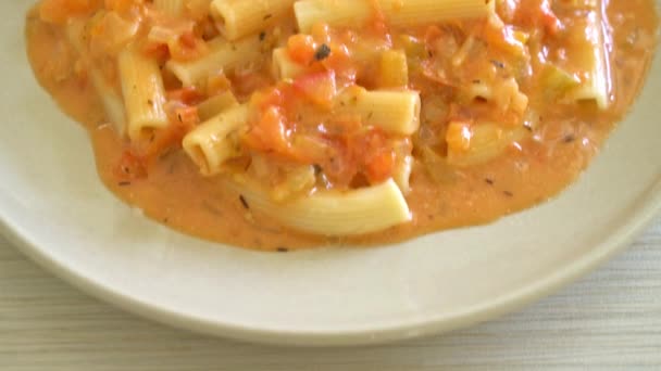 Rigatoni Penne Pasta Cremige Tomaten Oder Rosa Sauce — Stockvideo