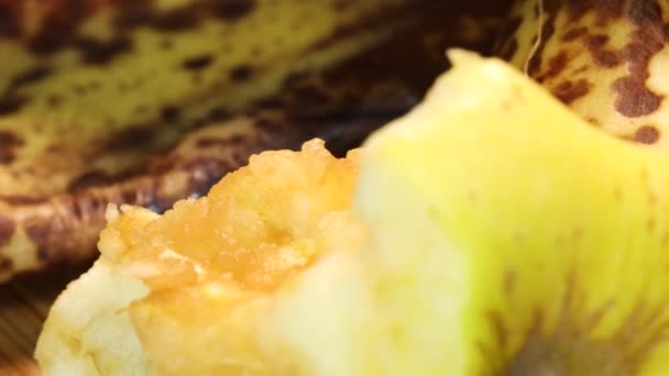 Detalj Bortskämd Frukt Roterande Unket Äpple Och Banan Makro Skott — Stockvideo