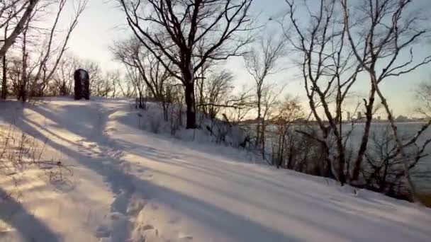 Hiker Synvinkel Snöiga Spår Squantum Massachusetts Avslöja Havsutsikt Med Vacker — Stockvideo