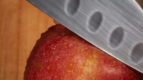 非常に鋭いナイフは 赤いリンゴ マクロショットのスライスをカットします 4Kで詳細を閉じる — ストック動画