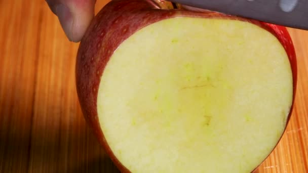 Ostrý Nůž Řeže Plátek Čerstvého Červeného Jablka Detail Makra Zblízka — Stock video