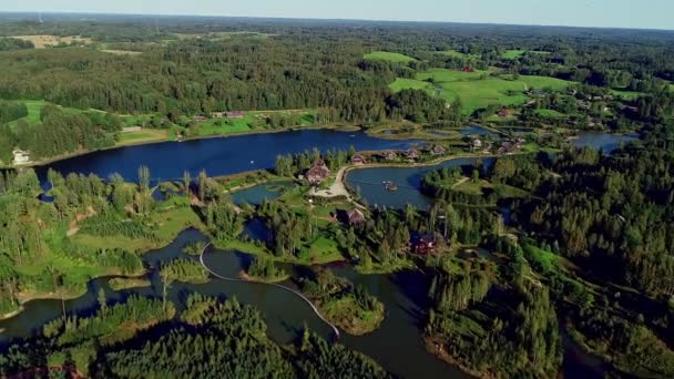 Letecký Pohled Malebnou Krajinu Jezerem Ostrovy Amatciems Village Resort Lotyšsku — Stock video