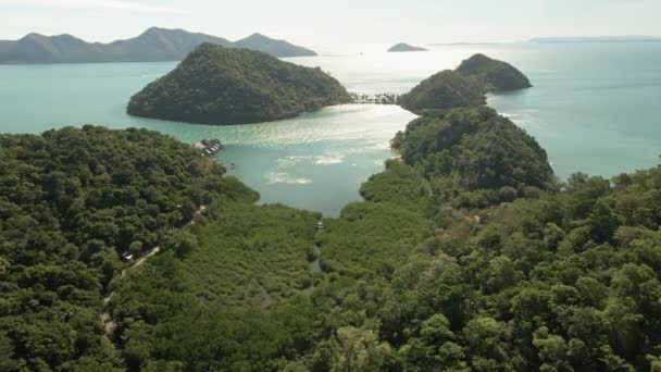 4K无人驾驶飞机拍摄的广阔角度美丽的热带岛屿 有红树林和海滩 距离不远的小度假胜地 — 图库视频影像