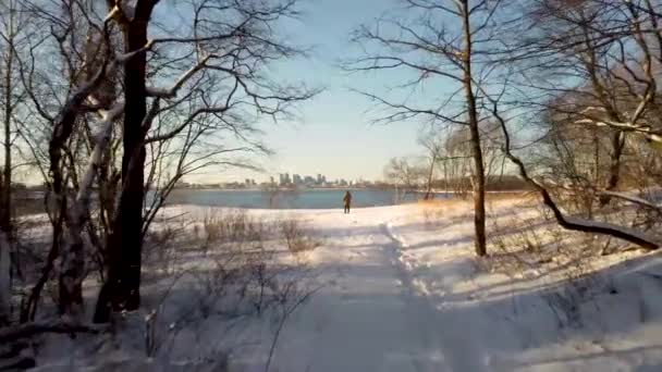 Man Sanding White Snow Winter Squantum Massachusetts Aerial Forward Cityscape — Stok video
