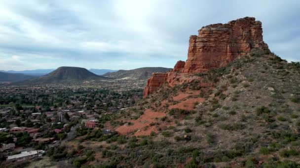 Aerial Flying Red Rock Cliff Overlooking Oak Creek Arizona Sedona — Video Stock