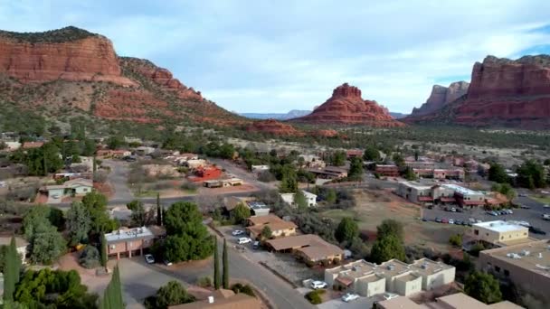 Oak Creek Arizona Aerial Homes Foreground Red Rocks Background — Stock Video