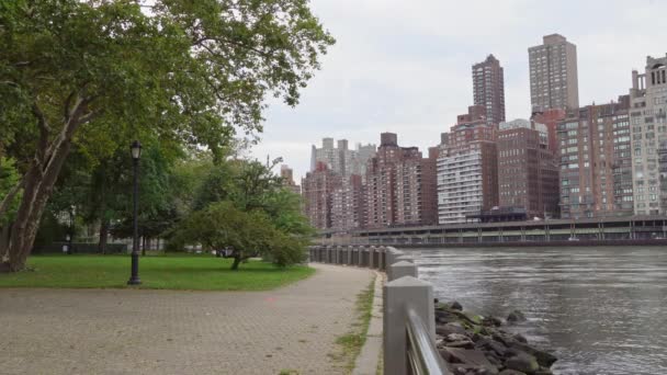 Upper East Side Buildings Roosevelt Island Waterfront View New York — Stockvideo