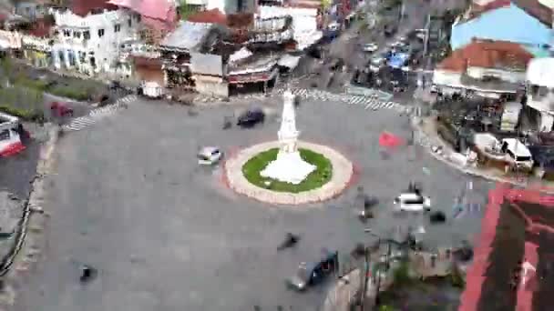 Przerost Dronów Krążących Wokół Kultowego Budynku Pomnika Yogyakarta Przejeżdżających Pojazdów — Wideo stockowe