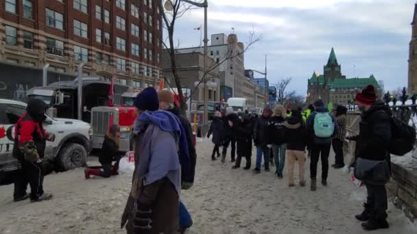 卡车司机抗议冬季在渥太华强制接种疫苗 加拿大安大略省的自由集会反Vax抗议 宽手持式射击 — 图库视频影像