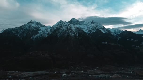 黄昏时分意大利奥斯塔谷覆盖着积雪的山峰的空中景观 — 图库视频影像