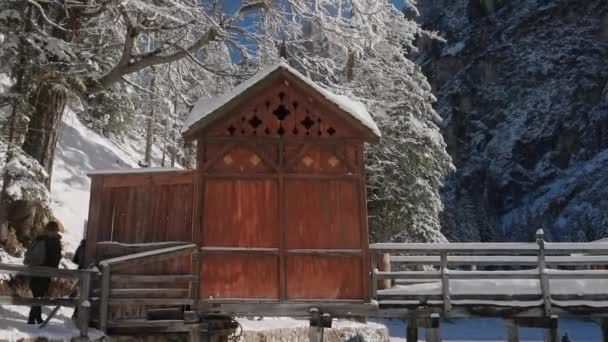 Wooden Mountain Hut Frozen Surface Lake Braies Snowy Dolomites Italian — Stockvideo