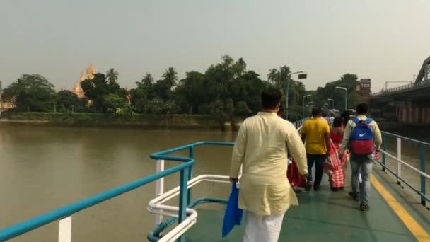 Tourists Locals Walking Jetty Ghat Alighting Ferry Boat Heading Dakshineswar — Vídeos de Stock