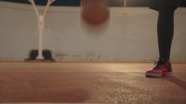 Close Basketball Player Dribbling Ball Court Outdoors Night — Vídeo de Stock