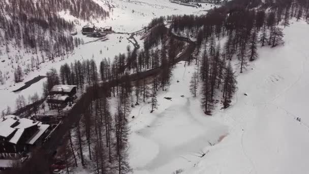 Aerial View Frozen Mountain Lake Valle Aosta Italian Alps Winter — Vídeo de Stock