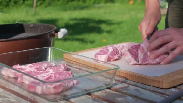 Las Manos Masculinas Cortan Carne Cerdo Con Cuchillo Cocinero Junto — Vídeo de stock