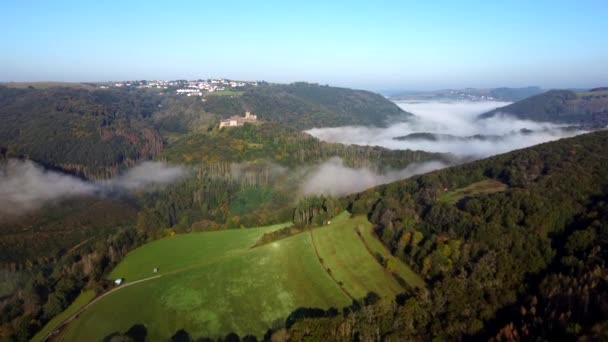 Vuelo Aviones Tripulados Campo Luxemburgo Destacando Castillo Medieval Cima Colina — Vídeos de Stock