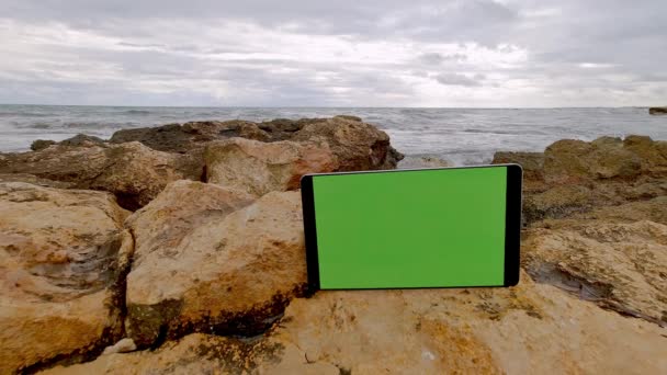 Nowoczesny Touchpad Tablet Opierający Się Skałach Morzem Tle — Wideo stockowe