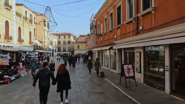 Romantic Couple Walk Cannaregio District Venice Italy Slow Motion First — Stockvideo