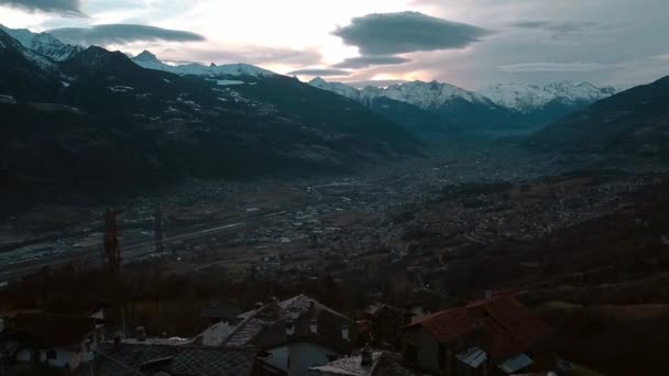 黄昏时分 意大利高山小镇奥斯塔的空中景观 在一个被积雪覆盖的山峰环绕的山谷中 — 图库视频影像