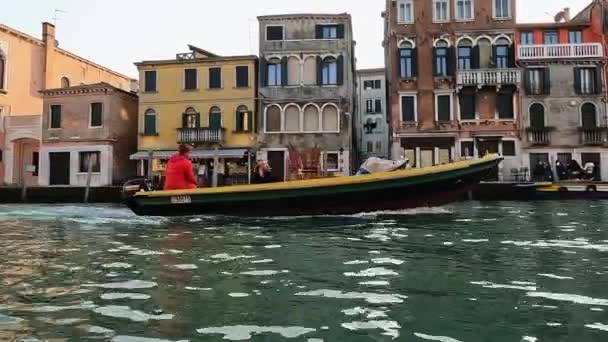 モーターボートはヴェネツィアの街並みを運河や建物を背景に イタリアの風景を横断します 低角度スローモーション — ストック動画