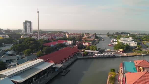 マレーシアのマラッカ市のMenara Taming Sari回転塔の空中ショット 標高200メートルからペカン ジャシン マラッカの美しい景色 ハイビューからの最高のパノラマ — ストック動画