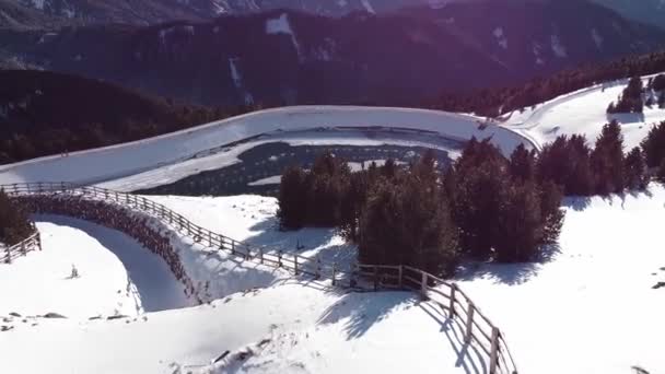 Flygfoto Landskap Utsikt Över Frusen Sjö Snön Täckta Italienska Alperna — Stockvideo