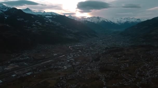 Vista Aérea Sobre Cidade Alpina Aosta Vale Cercado Por Picos — Vídeo de Stock