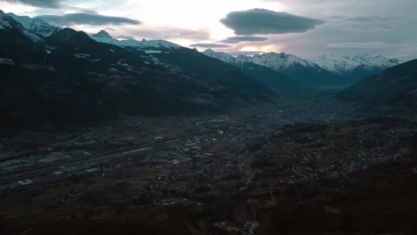 意大利高山小镇奥斯塔的空中景观 在一个被积雪覆盖的山峰环绕的山谷中 — 图库视频影像