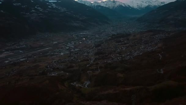 Vista Aérea Sobre Cidade Alpina Aosta Itália Num Vale Rodeado — Vídeo de Stock