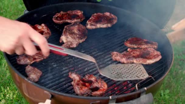 Slices Juicy Grilled Pork Butt Moved Spatula Charcoal Grill — Vídeo de Stock