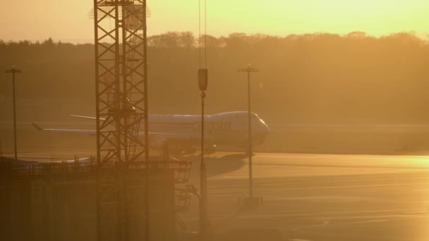 Boeing 747 Cargolux Roule Jusqu Piste Lever Soleil Prêt Décoller — Video