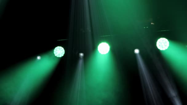 フランスのコンサート会場で霧の中で輝く緑のLedステージライトを見上げ — ストック動画