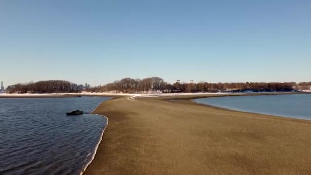 Winter Snowy Scene Wetlands Cityscape Squantum Massachusetts Aerial Forward — Vídeo de Stock