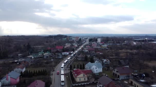 Aerial View Convoy Buses Carrying Refugees Fleeing Russian Invasion Ukraine — Vídeo de Stock