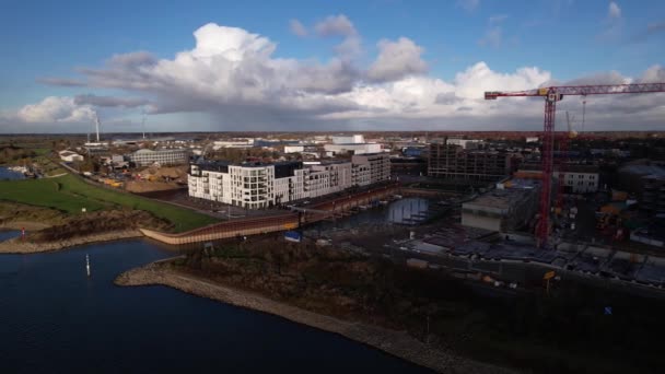 雲が影を投げ 旧工業地帯のノーデルデン地区のKade Zuidの建設現場を明らかにするために離れて移動した後の川床Ijssel航空ビュー — ストック動画
