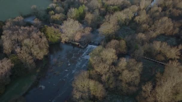 River Avon Weir Saxon Mill Warwickshire Aerial Overhead View Winter — 비디오