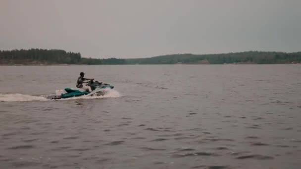在瑞典 人们在蓝色的水面上乘坐喷气式滑翔机 无人机飞越喷气式滑雪板 — 图库视频影像