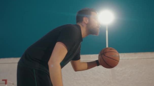 Low Angle Shot Van Concentraat Baard Man Dribbelen Met Basketbal — Stockvideo
