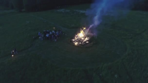 Aerial View Showing Group People Celebrating Midsummer Festival Bonfire Nature — Vídeos de Stock