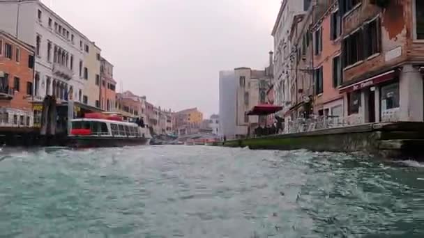 Водяний Стовп Венеції Вітрильного Човна Мостом Понте Делле Гуглі Задньому — стокове відео