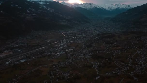 日落时分 意大利奥斯塔高山小镇的空中景观 在被积雪覆盖的山峰环绕的山谷中 — 图库视频影像