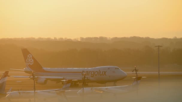 Cargolux Boeing 747 Airplane Taxis Runway Sunrise Ready Take — стоковое видео