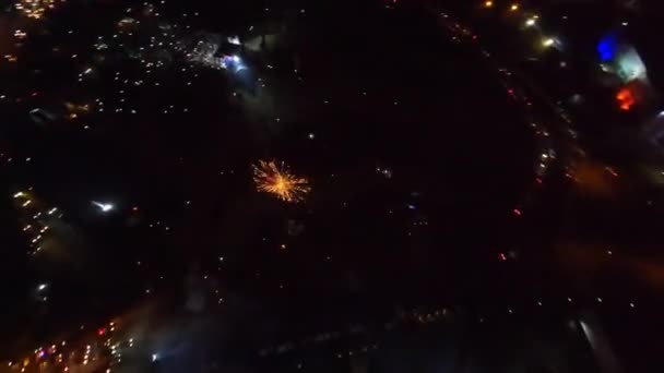 Letecký Shora Dolů Záběr Explodující Ohňostroj Tmavé Obloze Mnoha Oslavujícími — Stock video