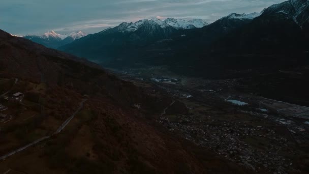 黄昏时分 意大利奥斯塔高山小镇的空中景观被白雪覆盖的山峰环绕的山谷 — 图库视频影像