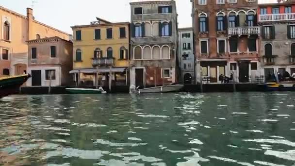 Motorboat Crosses Scene Venice Cityscape Canal Buildings Background Italy Low — Stockvideo