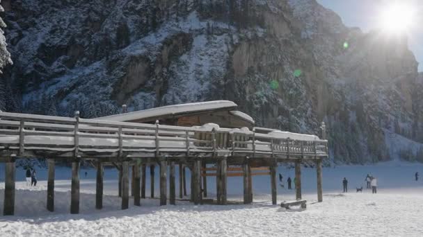 Wooden Mountain House Frozen Surface Lake Braies Dolomites Italian Alps — Vídeo de stock