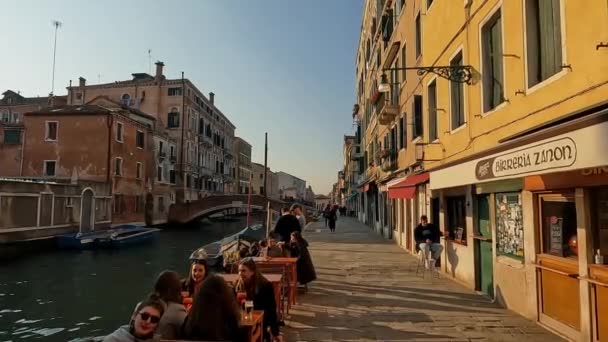 People Relaxing Drinking Beer Waterfront Brewery Venice Italy Slow Motion — Stockvideo