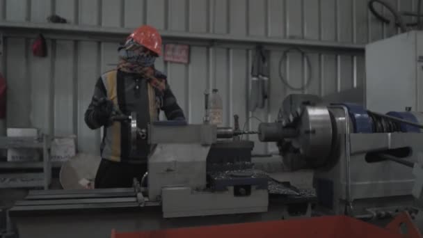 Trabalhador Indiano Trabalho Técnico Qualificado Trabalho Máquina Precisão Cnc Perfurando — Vídeo de Stock