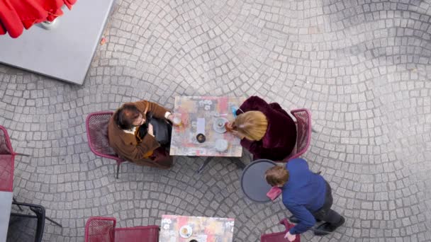 Una Vista Aérea Dos Mujeres Mayores Sentadas Afuera Café Mientras — Vídeos de Stock